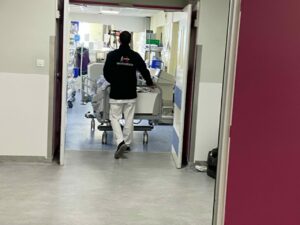 brancardier transportant un patient au bloc opératoire