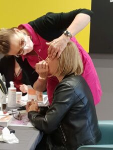 cours d'auto-maquillage animé par Hélène GEHANT