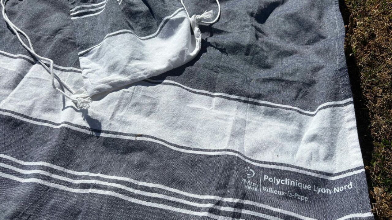 Cadeau remis aux participants de la fête de l'été : fouta et sac ficelle